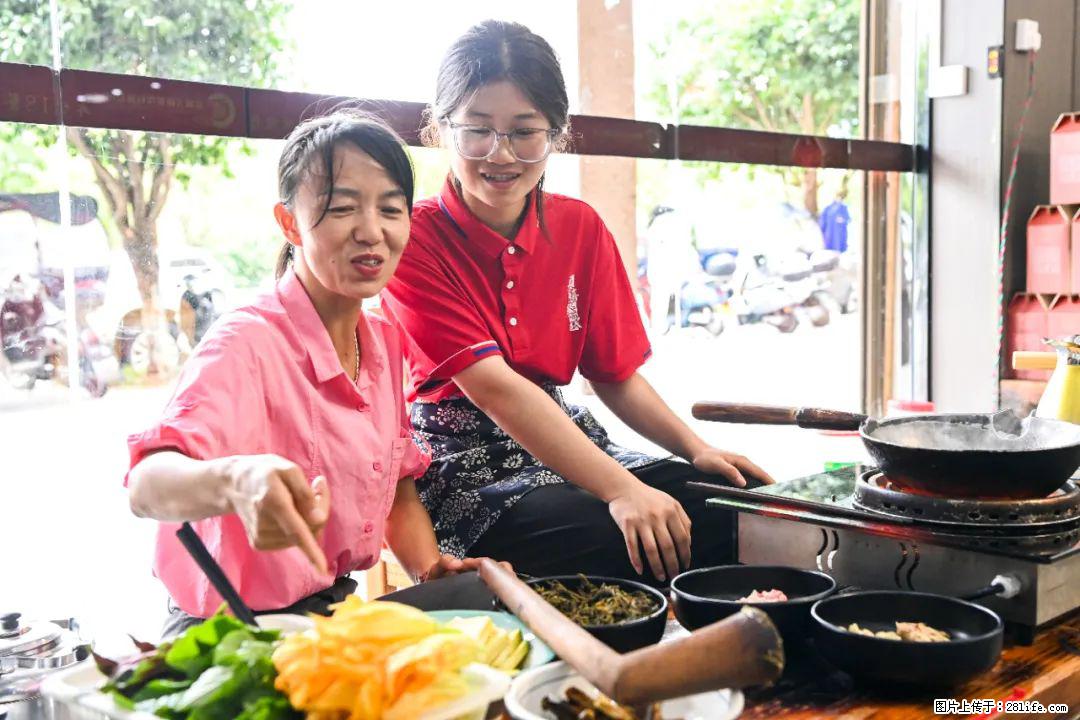 全网追的“扁担女孩”,找了一份暑假工,时薪12元 - 河池生活资讯 - 河池28生活网 hc.28life.com